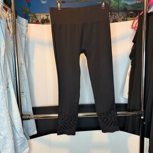 One 5 One size L/XL Black Laser Cut Capri Leggings